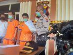 tersangka-saat-di-mapolsek-sukomanunggal-surabayaqq.jpg
