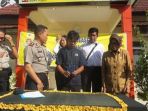 tersangka-sandi-saputra-didampingi-kapolres-muaraenim-akbp-leo-andi-gunawan_20170612_223215.jpg