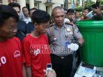tersangka-sr-kiri-dan-ma-kanan-dua-warga-bawean-kabupaten-gresik-yang-m.jpg