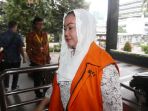 tersangka-sri-hartini-menjalani-pemeriksaan-di-kpk_20170131_155935.jpg