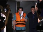 tersangka-suap-dprd-banten-ditahan-kpk_20151203_114155.jpg
