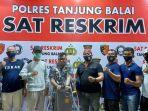 tersangka-surya-darma-panjaitan-pakai-tongkat-tangan-terborgol-pelaku-pe.jpg