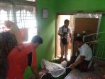tersangka-tio-memperagakan-membunuh-nenek-tiamah_20171109_121304.jpg