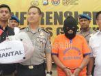 tersangka-untung-hanya-bisa-menunduk-di-mapolres.jpg