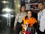 tersangka-yang-ditahan-selasa-16102018-malam-tersebut-y_20181017_020608.jpg