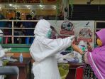 tes-swab-pedagang-pasar-wonokromo-surabaya_20201130_185321.jpg