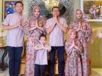 tetap-lakukan-tradisi-sungkeman-intip-serunya-keluarga-anang-hermansyah-rayakan-lebaran.jpg