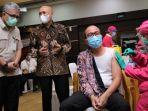 teten-masduki-dua-dari-kiri-menyaksikan-penyuntikan-vaksin-covid-19.jpg