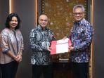 teuku-faizasyah-terima-3-sertifikat-unesco.jpg