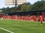 the-jakmania-saksikan-persija-latihan-perdana.jpg