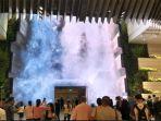 the-wonderfall-di-terminal-2-bandara-changi-singapura.jpg