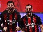 theo-hernandez-merayakan-kemenangan-bersama-gelandang-ac-milan-hakan-calhanoglu.jpg
