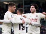 theo-hernandez-tengah-merayakan-dengan-bek-ac-milan-italia-matteo-gabbia.jpg