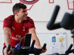 theo-hernandez-yakin-ac-milan-bisa-finish-di-urutan-keempat.jpg