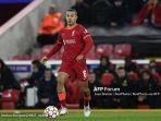 thiago-alcantara-dari-liverpool-beraksi-selama-pertandingan-leg-satu-semi-final-liga-champions-uefa.jpg