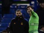 thibaut-courtois-menunjukkan-sesuatu-kepada-striker-real-madrid-karim-benzema.jpg