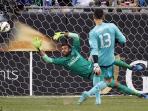 thibaut-courtois-salvatore-sirigu_20150726_165330.jpg