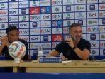 thomas-doll-bersama-dengan-rizky-ridho-saat-menghadiri-sesi-pre-match.jpg