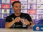 thomas-doll-jumpers-jelang-vs-borneo-fc.jpg