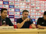 thomas-doll-tengah-saat-konferensi-pers-setelah-pertandingan-kontra-ratchaburi-fc.jpg