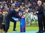thomas-tuchel-sentuh-trofi-piala-dunia-antarklub.jpg