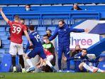 thomas-tuchel-tengah-memberi-isyarat-di-tepi-lapangan.jpg
