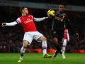 thomas-vermaelen-kontrol-bola-atas.jpg