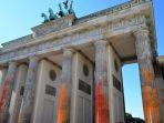 tiang-tiang-landmark-berlin-gerbang-brandenburg-dilapisi-cat-oranye-pada-17-september-2023.jpg