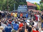 tidak-miliki-izin-sejumlah-demonstran-diberhentikan-aparat-kemanan-di-wilayah-waen.jpg