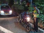 tidur-pulas-di-atas-motor.jpg