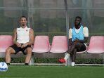 tiemoue-bakayoko-sedang-duduk-bersebalahan-dengan-zlatan-ibrahimovic.jpg