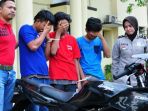 tiga-anggota-kawanan-begal-di-simokerto-saat-diamankan-di-mapolrestabes_20180817_205112.jpg