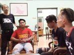 tiga-dari-empat-pemuda-yang-mengamen.jpg