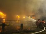 tiga-kapal-terbakar-di-pelabuhan-benoa-denpasar_20170319_112256.jpg