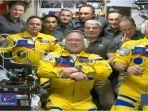 tiga-kosmonot-rusia-kenakan-seragam-berwarna-kuning-biru.jpg