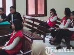 tiga-mucikari-dan-vanessa-angel-saat-akan-menjalani-sidang-atas-kasus-pros.jpg