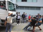 tiga-orang-menarik-truk-mitsubishi-fuso-fz4028_20170818_174856.jpg