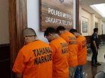 tiga-orang-pilot-dan-satu-pengedar-narkoba-yang-diamankan-polres-metro-jakarta-selatan.jpg