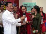 tiga-orang-survivor-corona-pertama-di-indonesia-dipulangkan_20200316_203007.jpg