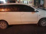 tiga-pelaku-bersama-mobil-avanza-yang-digunakan-dalam-aksi-peram.jpg