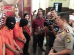 tiga-pelaku-yang-memiliki-kelainan-seksual-ditangkap-polisi-polres-metro-jakarta-selatan_20180223_143739.jpg
