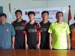 tiga-pemain-ssb-bina-taruna-didampingi-dirjen-bea-cukai-heru-pambudi-dan-indra-sjafri_20170311_183537.jpg
