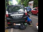 tiga-pemuda-saat-berusaha-tarik-ular-sanca-yang-melilit-ban-mobil.jpg