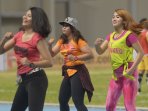 tiga-penari-membawakan-senam-zumba_20160112_174255.jpg