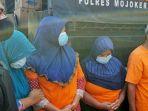 tiga-perempuan-yang-tertangkap-bermain-judi-kartu-diamankan-di-polres-mojokerto-kota.jpg