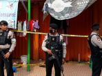 tiga-personel-polisi-bersenjata-laras-panjang-mengamankan-kios-milik-suami-istri_20180516_153019.jpg
