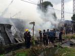 tiga-rumah-di-bantaran-rel-kereta-api-ludes-terbakar_20161022_072742.jpg