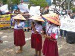 tiga-siswi-sd-bertopi-caping-ikut-demo-ke-kantor-gubernur-sumut-berkaitan-kelangkaan-pupuk.jpg