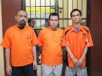 tiga-tersangka-abu-tour-dari-kiri-ceo-abu-hamzah-tengah-manajer-keuangan_20180710_171712.jpg