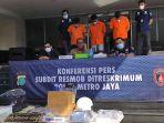 tiga-tersangka-penggelapan-uang-dan-pemalsuan-pelat-nomor.jpg